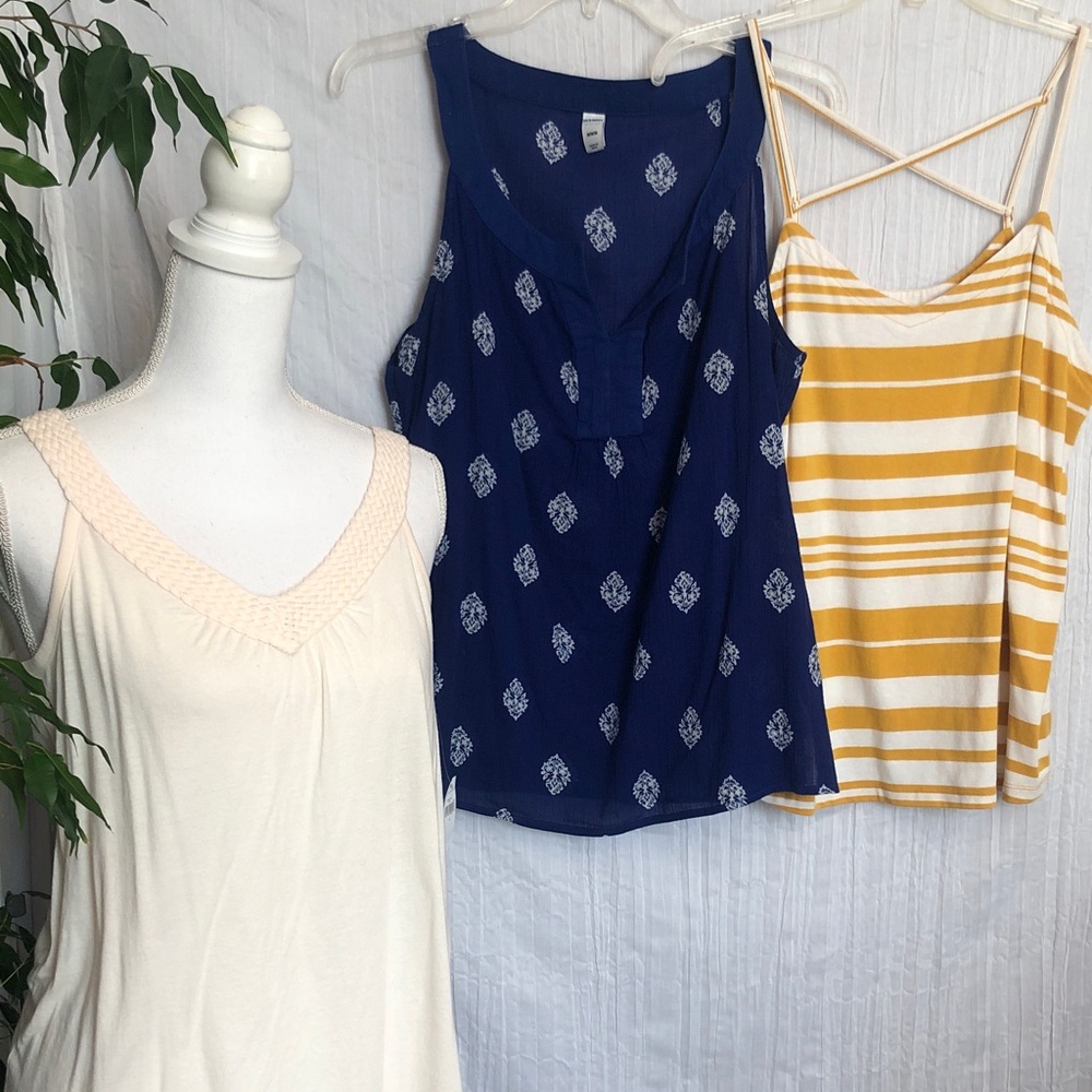 OLD NAVY UNIVERSAL THRED GAP NWT Sz M 3 pack spaghetti strap cami layering tops